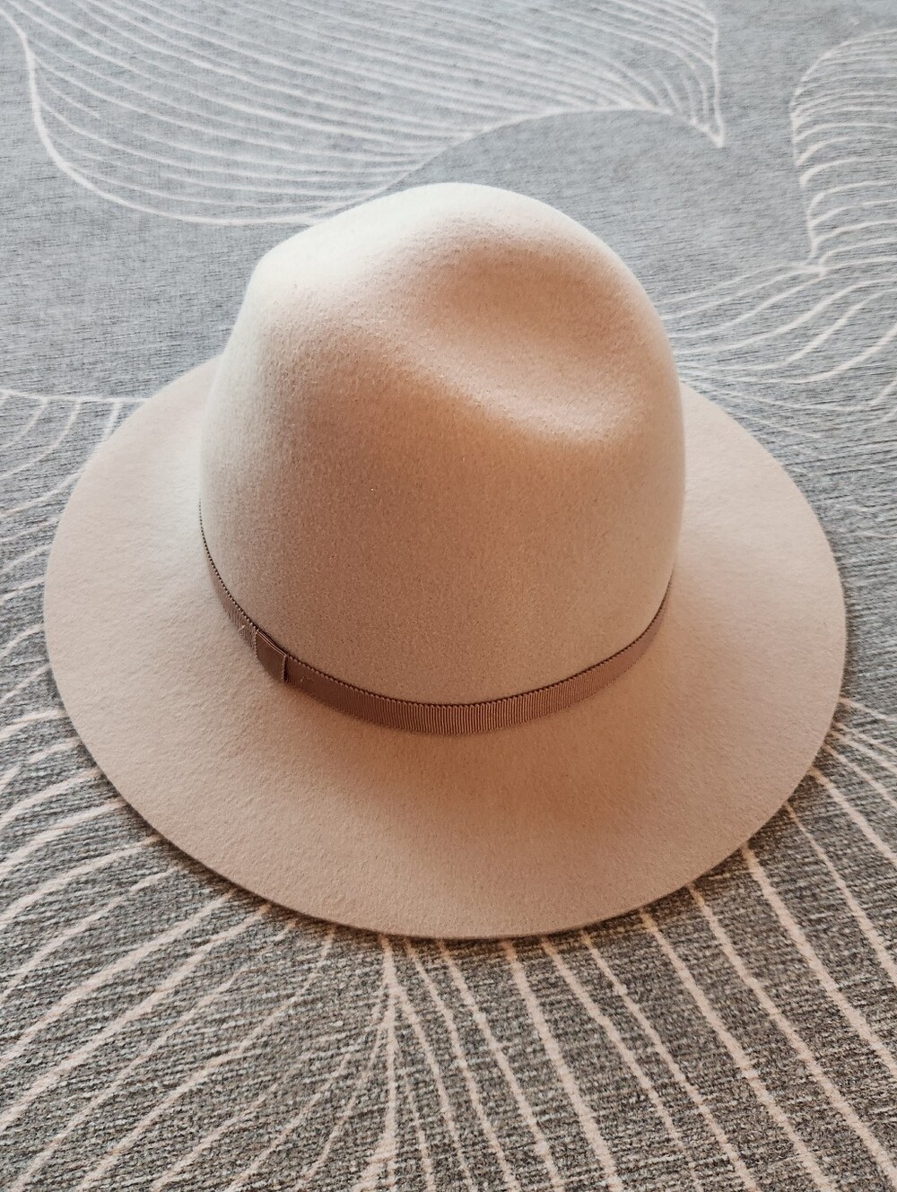 Womens Wide-Brim Felt Hat in Light Beige